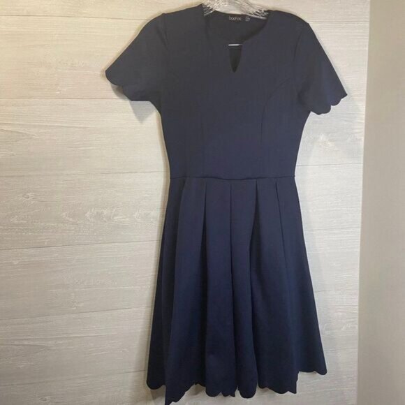 Boohoo Women's V Cut Neck Scalloped Hem Fit And Flare Dress - Picture 4 of 6